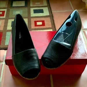 Aerosoles. Black Flats with Slip-On Design and Rounded Toe
